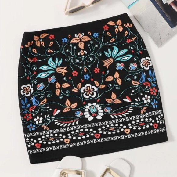 Dresses & Skirts - Boho floral embroidered mini skirt zipper back